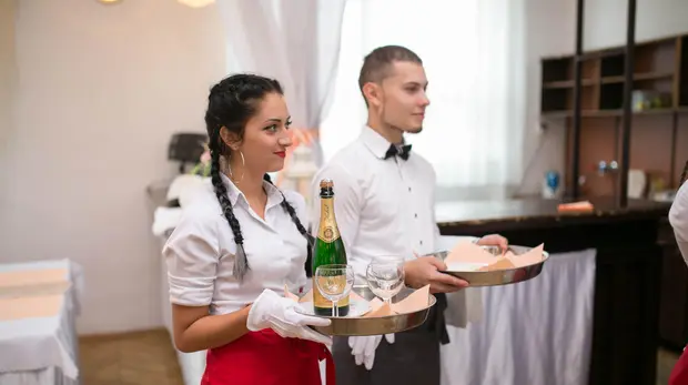 Personál LG Catering pri obsluhe hostí