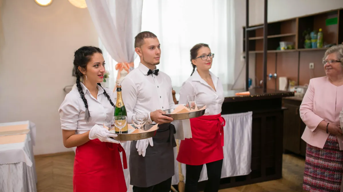 Tím LG Catering v jednotných uniformách pripravený obsluhovať