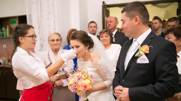 Svadobný pár pri slávnostnej tabuli